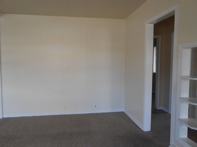 Building Photo - 2 Bed 1 Bath Apartment Near Lincoln Park