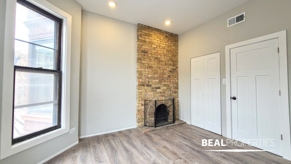 Building Photo - 604 W Surf St