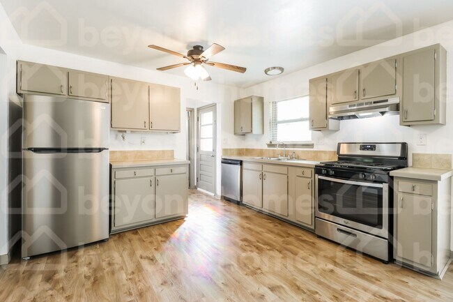 Building Photo - Beautiful lake views with this renovated 4...