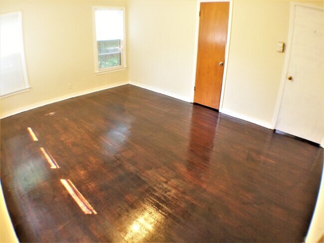 Building Photo - 4 Bed 2 Bath Home  w New Upgrades in Halto...