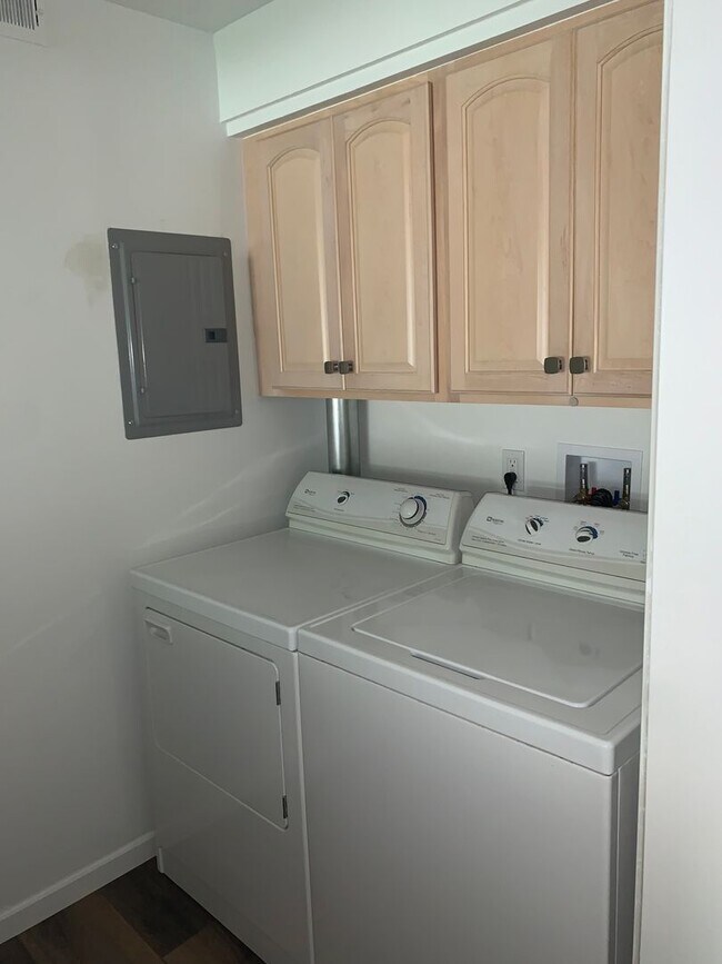 Building Photo - BEAUTIFUL 2 BED CONDO IN HEART OF LIVONIA