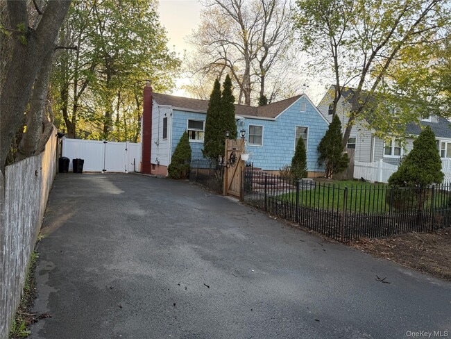 Building Photo - 32 Dewey St