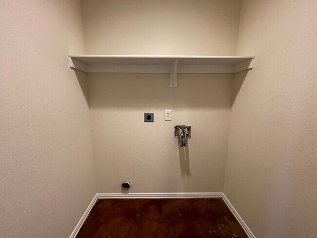 Building Photo - 100/102 Crossbow Ct.