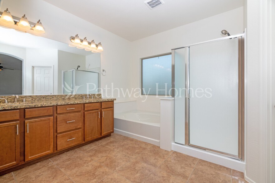Building Photo - 4205 E Del Rio Dr