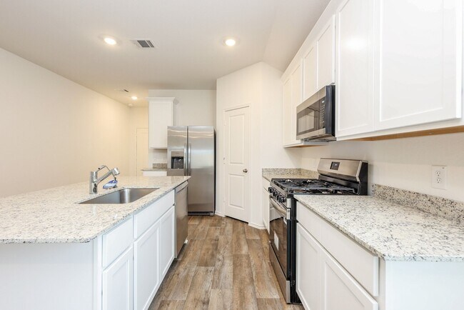 Building Photo - 3027 Lake Crest Dr