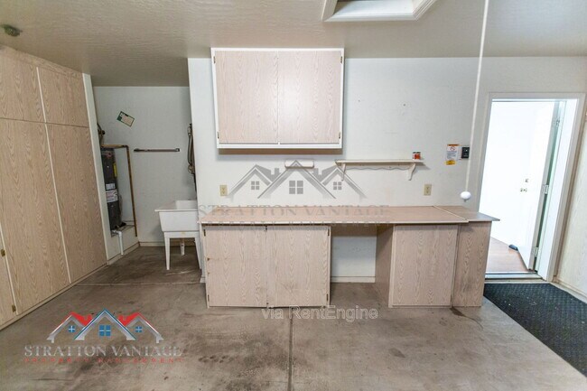 Building Photo - 10864 E Lindner Ave