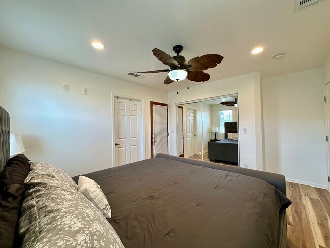 Building Photo - AVAILABLE NOW!! 3 BEDROOM 3 BATHROOM HOME IN JOSHUA TREE!