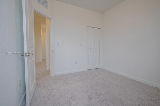 Building Photo - 2752 SE 26th Ave