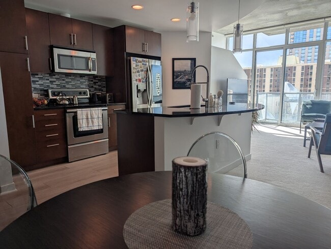 Building Photo - Luxury 1 Bedroom + Den - Breathtaking Mountain Views