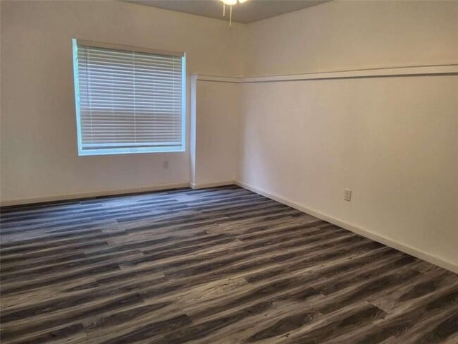 Building Photo - 325 Sunderland Way