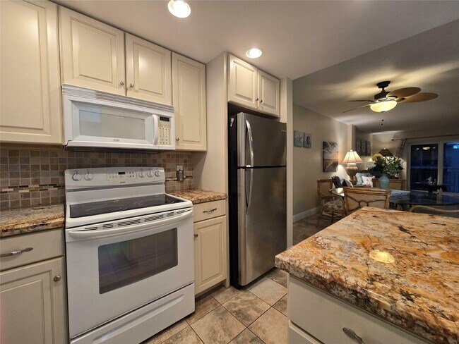 Building Photo - 1161 Hillsboro Mile