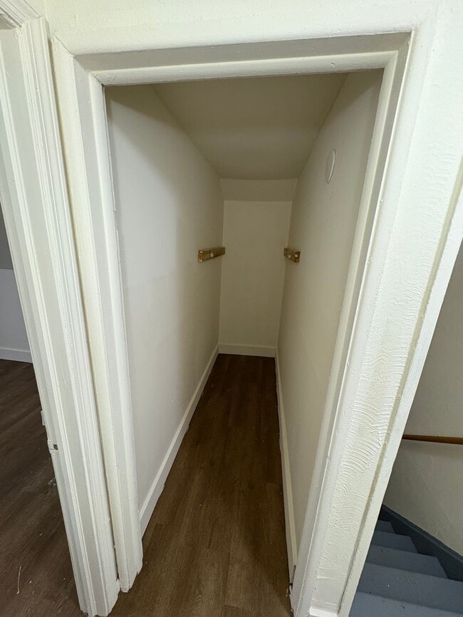 Building Photo - Spacious 4 Bedroom, 1 Bathroom Single Family Home