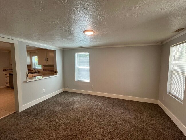 Building Photo - 3 Bedroom!