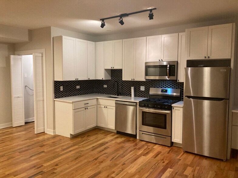 Building Photo - 650 W Wrightwood Ave