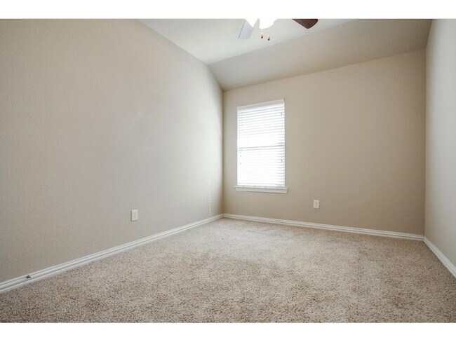 Building Photo - 1120 Villa Paloma Blvd