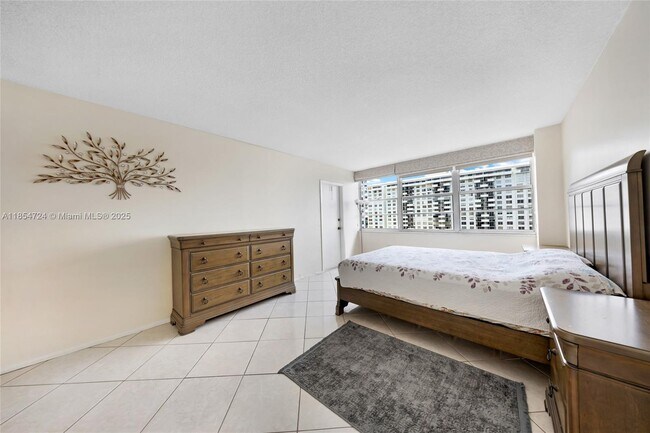 Building Photo - 18081 Biscayne Blvd