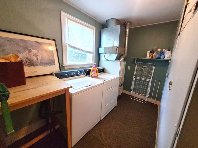 Building Photo - Charming Three Bedroom Home with Large Fen...