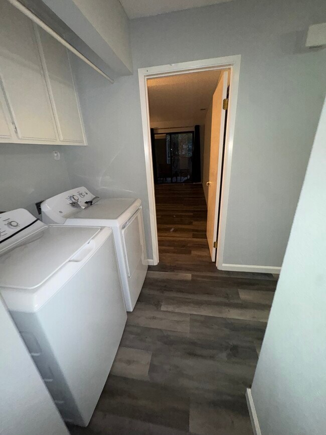 Building Photo - 166 Farm Ln