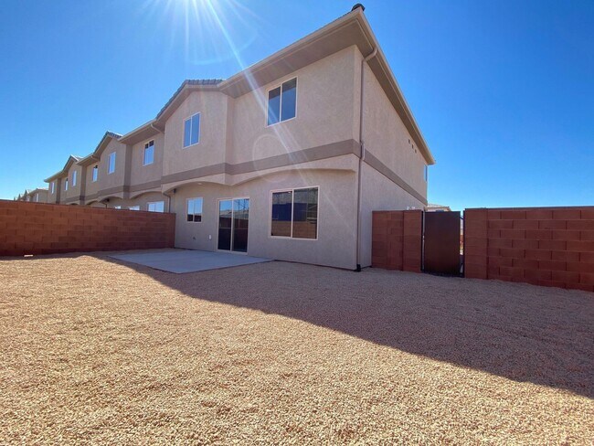 Building Photo - Newer- Red Mountain Vista Town Home