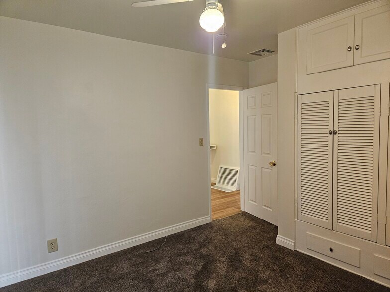 Building Photo - 9966 Glencrest Cir