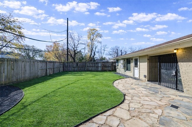 Building Photo - 3201 Westridge St