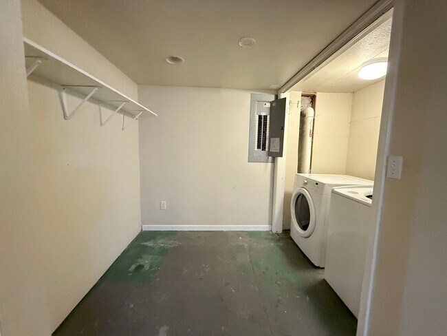 Building Photo - Spacious 5 Bedroom Home in N Portland with Hardwood Floors, Huge Basement & Fenced Yard!