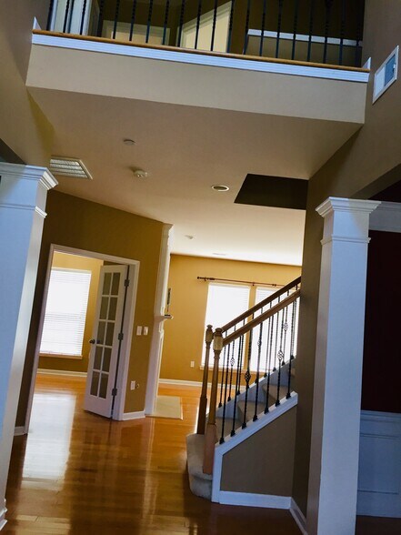 Building Photo - 2010 Universe Ct