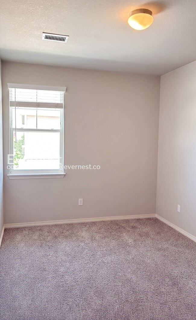 Building Photo - 3 Bed/2.5 Bath Town Home with Garage / Available Soon!