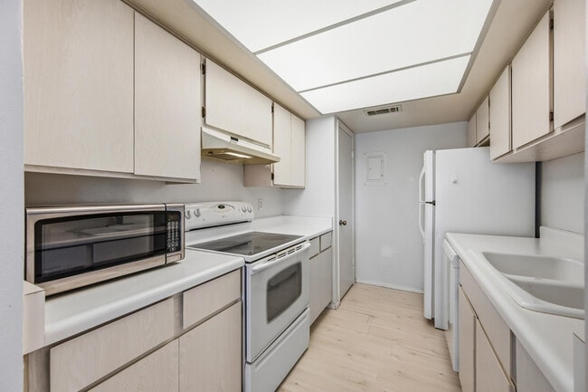 Building Photo - 754 E Eugie Ave