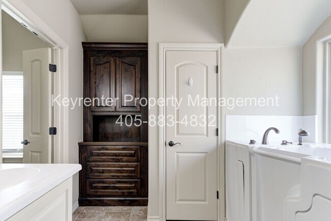 Building Photo - * * * $250 Move-in Special * * * Charming 3-Bedroom / 2-Bathroom Home! * * * $250 Move-in Special...
