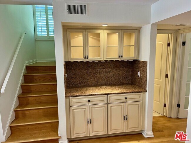 Building Photo - 1586 Palisades Dr