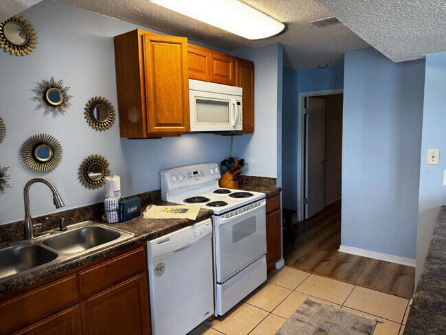 Building Photo - Move-in Special- $200.00 Off First Months Rent