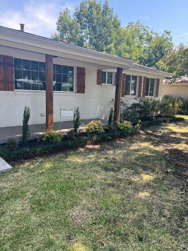 Building Photo - Custom Remodeled Home on a Tree lined street in Benbrook!!  Bonus Room could be game room extra l...