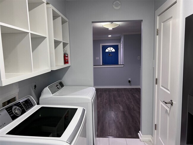 Building Photo - 6486 Alisa Ln