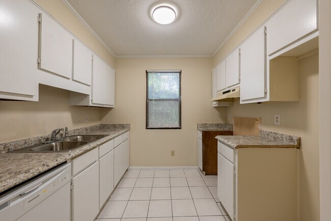 Building Photo - 868 Brookfield Pkwy