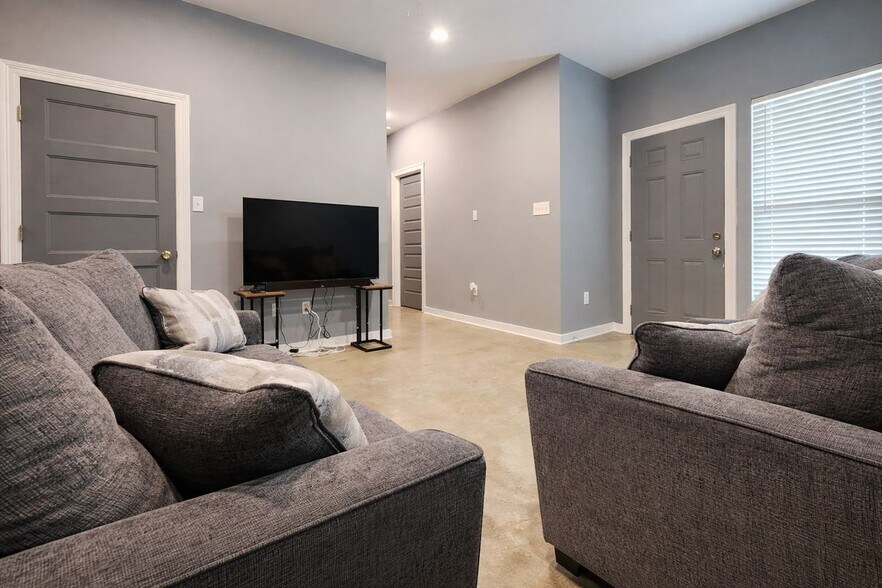 Building Photo - 343 W Johnson St