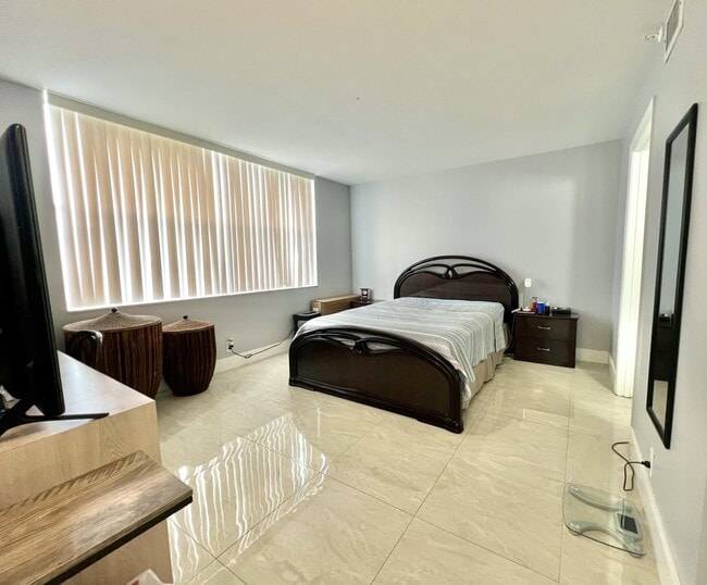 Building Photo - 4570 NW 18th Ave