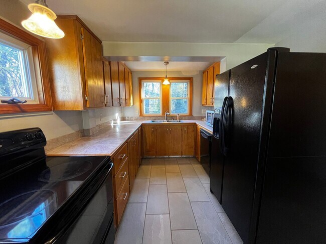 Building Photo - Charming 2 Bedroom Home