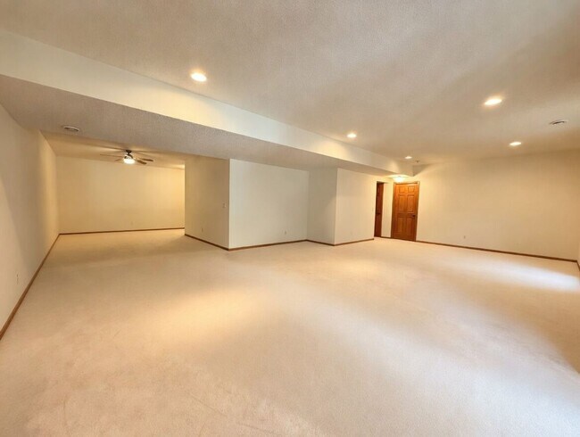 Building Photo - Rare executive rental in chanhassen! 5 beds no upgrade left behind!!!