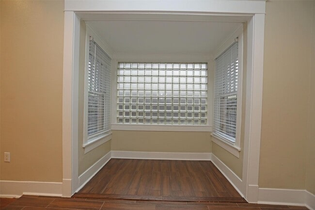 Building Photo - 614 W Alabama St