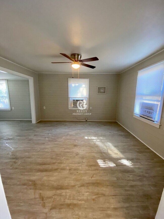 Building Photo - Remodeled 2 bedroom / 1 bathroom home available now!