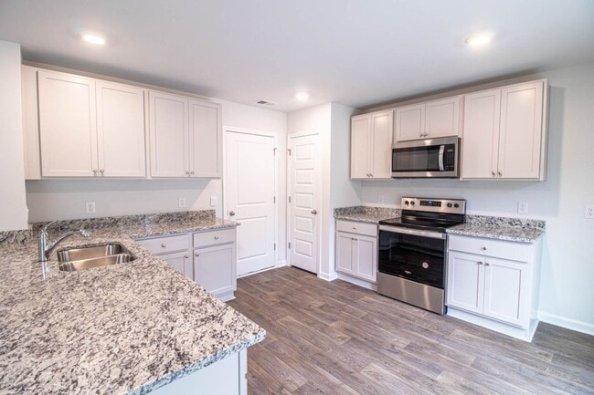 Building Photo - Amazing new community in Bloomingdale