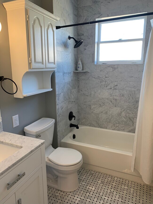 Building Photo - 400 E Washington St