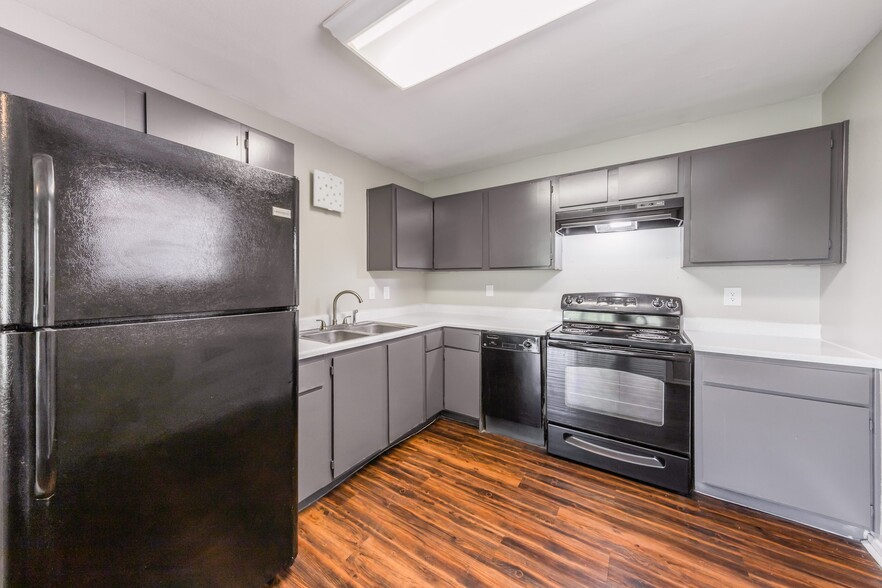 Primary Photo - El Monty Apartments