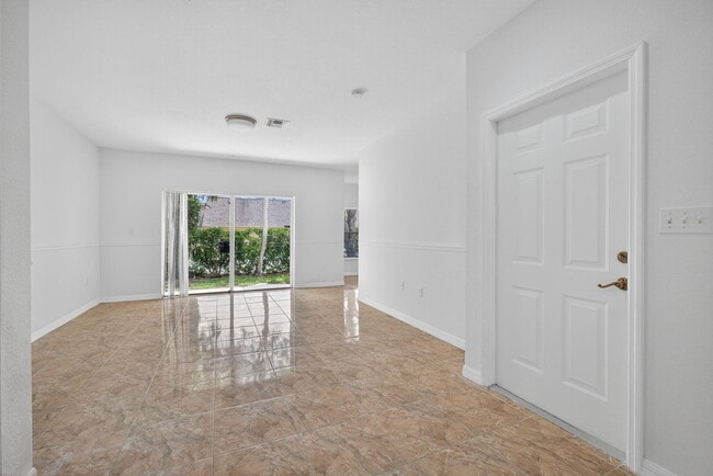 Building Photo - 513 Talia Cir