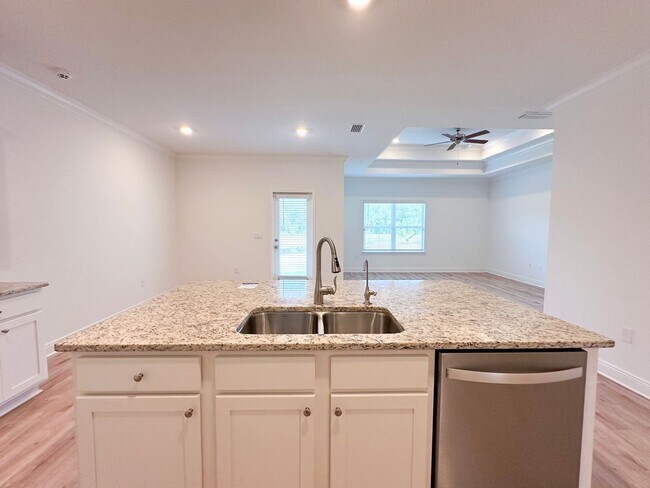 Building Photo - Single story 4 bedroom 2 bath home in Pres...