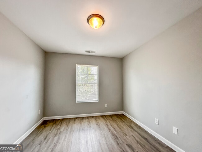 Building Photo - 166 Daisy Cir