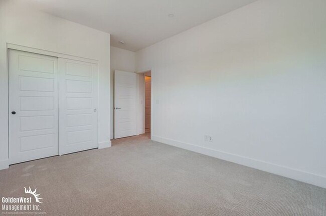 Building Photo - Modern 3Bdm 2.5Ba Townhome in the Heart of...