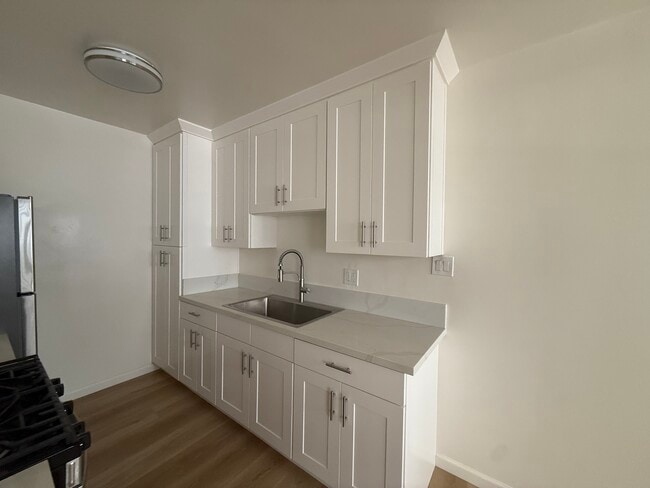 Building Photo - 423 S Sherbourne
