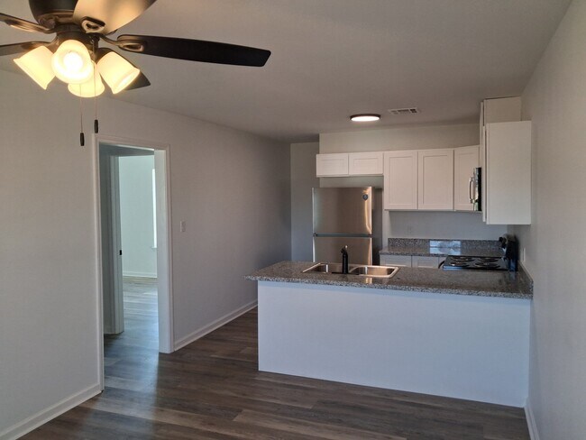 Building Photo - 2104 Midland Dr